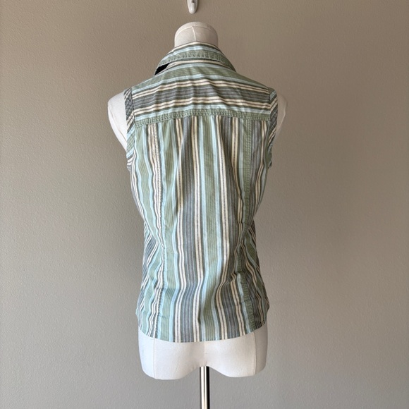 old navy sleeveless stretchy stripped button front shirt - Picture 4 of 5